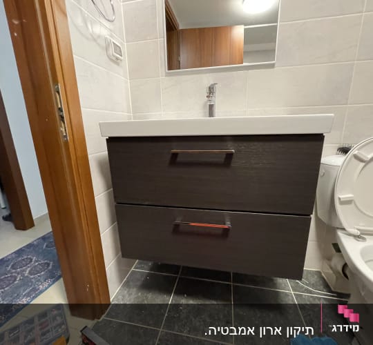 ארון אמבטיה עם כיור וברז מותקן